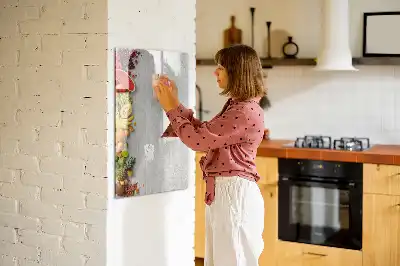 Pizarra magnética decorativa con diseño de verduras sobre madera y rotulador