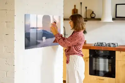 Pizarra magnética de pared con rotulador decorada con un hermoso paisaje