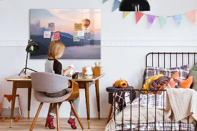 Pizarra magnética de pared con rotulador decorada con un hermoso paisaje