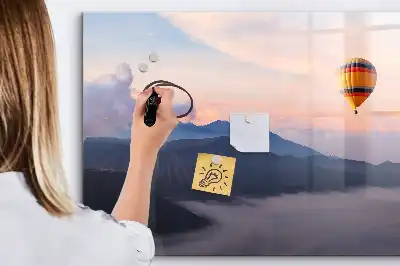 Pizarra magnética de pared con rotulador decorada con un hermoso paisaje