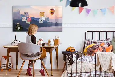 Pizarra magnética de pared con rotulador decorada con un hermoso paisaje