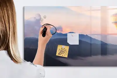 Pizarra magnética de pared con rotulador decorada con un hermoso paisaje
