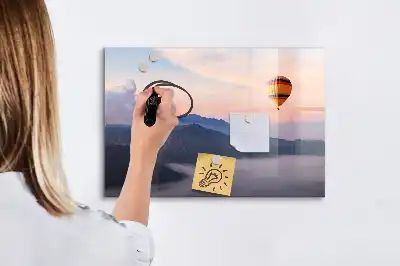 Pizarra magnética de pared con rotulador decorada con un hermoso paisaje