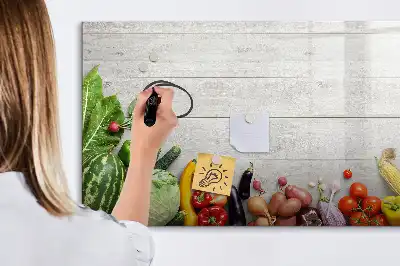 Pizarra de cristal borrable con imanes decorada con motivo de verduras en la mesa