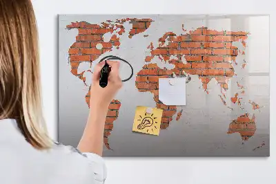 Pizarra magnética de pared con diseño de mapa del mundo sobre ladrillos y rotulador