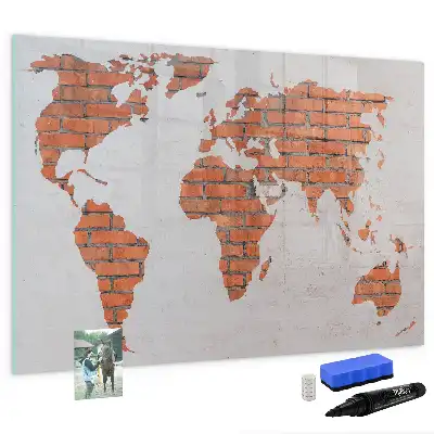 Pizarra magnética de pared con diseño de mapa del mundo sobre ladrillos y rotulador