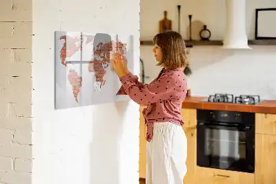 Pizarra magnética de pared con diseño de mapa del mundo sobre ladrillos y rotulador