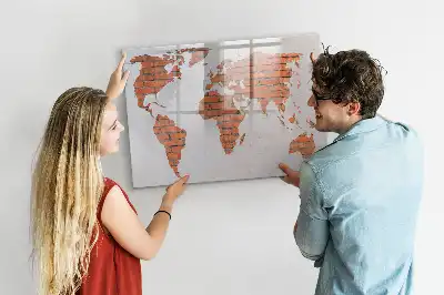 Pizarra magnética de pared con diseño de mapa del mundo sobre ladrillos y rotulador