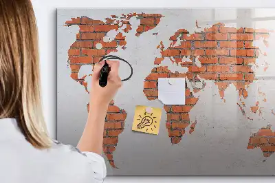 Pizarra magnética de pared con diseño de mapa del mundo sobre ladrillos y rotulador