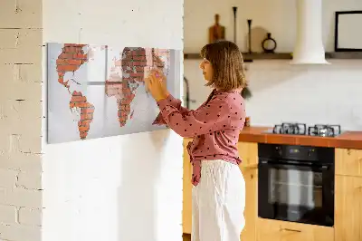 Pizarra magnética de pared con diseño de mapa del mundo sobre ladrillos y rotulador