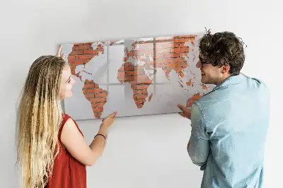 Pizarra magnética de pared con diseño de mapa del mundo sobre ladrillos y rotulador
