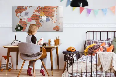 Pizarra magnética de pared con diseño de mapa del mundo sobre ladrillos y rotulador