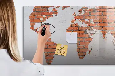 Pizarra magnética de pared con diseño de mapa del mundo sobre ladrillos y rotulador