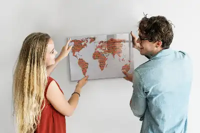 Pizarra magnética de pared con diseño de mapa del mundo sobre ladrillos y rotulador