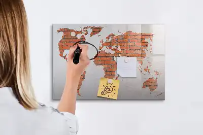 Pizarra magnética de pared con diseño de mapa del mundo sobre ladrillos y rotulador