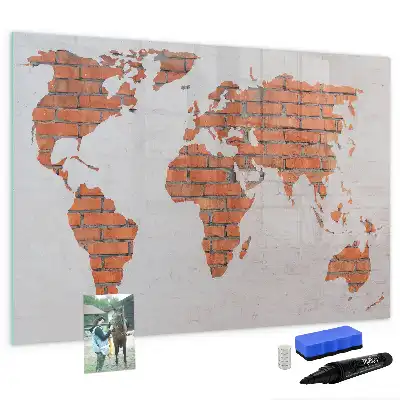 Pizarra magnética de pared con diseño de mapa del mundo sobre ladrillos y rotulador