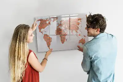 Pizarra magnética de pared con diseño de mapa del mundo sobre ladrillos y rotulador