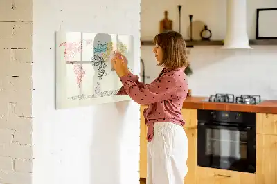 Mapa del mundo hecho de letras pizarra magnética de pared con rotulador