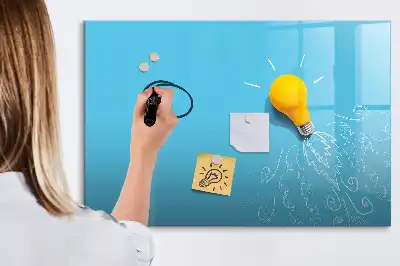 Pizarra magnética de pared con rotulador con dibujo de una bombilla