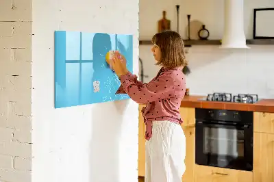 Pizarra magnética de pared con rotulador con dibujo de una bombilla