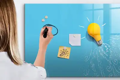 Pizarra magnética de pared con rotulador con dibujo de una bombilla