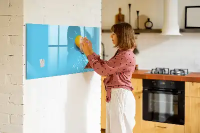 Pizarra magnética de pared con rotulador con dibujo de una bombilla