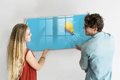 Pizarra magnética de pared con rotulador con dibujo de una bombilla