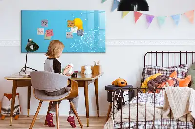 Pizarra magnética de pared con rotulador con dibujo de una bombilla