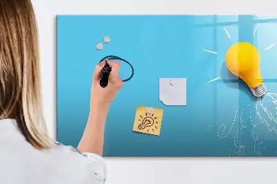 Pizarra magnética de pared con rotulador con dibujo de una bombilla
