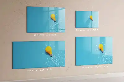 Pizarra magnética de pared con rotulador con dibujo de una bombilla