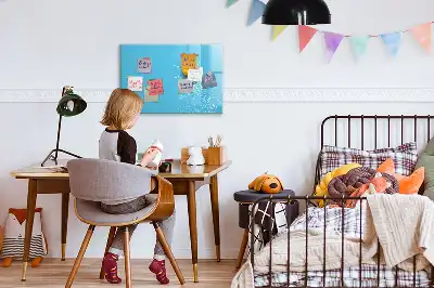 Pizarra magnética de pared con rotulador con dibujo de una bombilla