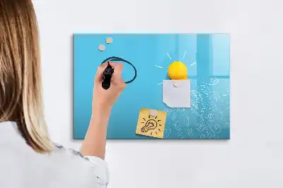 Pizarra magnética de pared con rotulador con dibujo de una bombilla