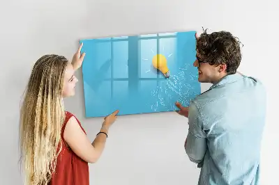 Pizarra magnética de pared con rotulador con dibujo de una bombilla