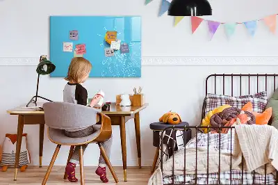 Pizarra magnética de pared con rotulador con dibujo de una bombilla