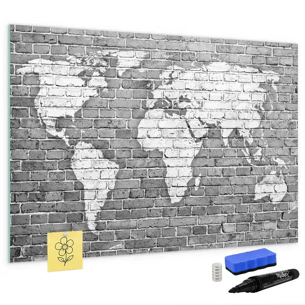 Pizarra magnética de pared con diseño de mapa del mundo sobre ladrillos y rotulador