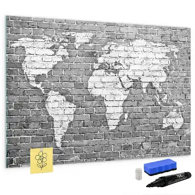 Pizarra magnética de pared con diseño de mapa del mundo sobre ladrillos y rotulador