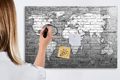 Pizarra magnética de pared con diseño de mapa del mundo sobre ladrillos y rotulador