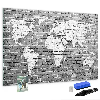 Pizarra magnética de pared con diseño de mapa del mundo sobre ladrillos y rotulador