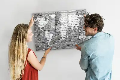 Pizarra magnética de pared con diseño de mapa del mundo sobre ladrillos y rotulador