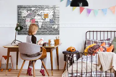 Pizarra magnética de pared con diseño de mapa del mundo sobre ladrillos y rotulador