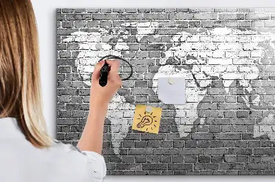 Pizarra magnética de pared con diseño de mapa del mundo sobre ladrillos y rotulador