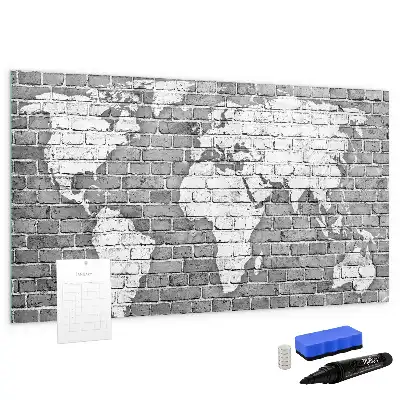 Pizarra magnética de pared con diseño de mapa del mundo sobre ladrillos y rotulador