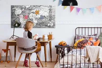Pizarra magnética de pared con diseño de mapa del mundo sobre ladrillos y rotulador
