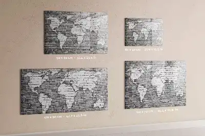 Pizarra magnética de pared con diseño de mapa del mundo sobre ladrillos y rotulador