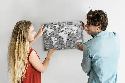 Pizarra magnética de pared con diseño de mapa del mundo sobre ladrillos y rotulador