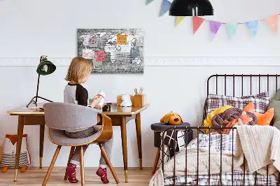 Pizarra magnética de pared con diseño de mapa del mundo sobre ladrillos y rotulador