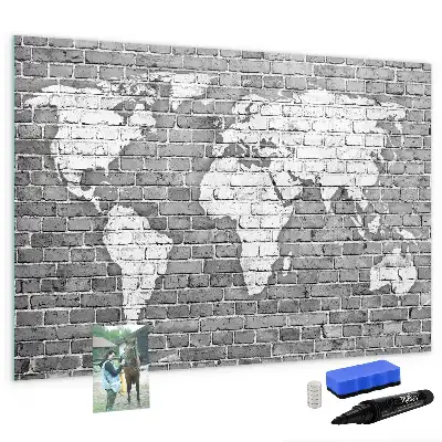 Pizarra magnética de pared con diseño de mapa del mundo sobre ladrillos y rotulador