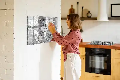 Pizarra magnética de pared con diseño de mapa del mundo sobre ladrillos y rotulador