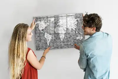 Pizarra magnética de pared con diseño de mapa del mundo sobre ladrillos y rotulador