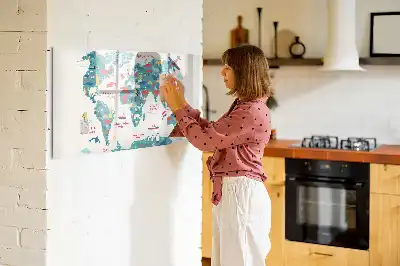 Pizarra de cristal con diseño de mapa del mundo ilustrado con superficie borrable e imanes